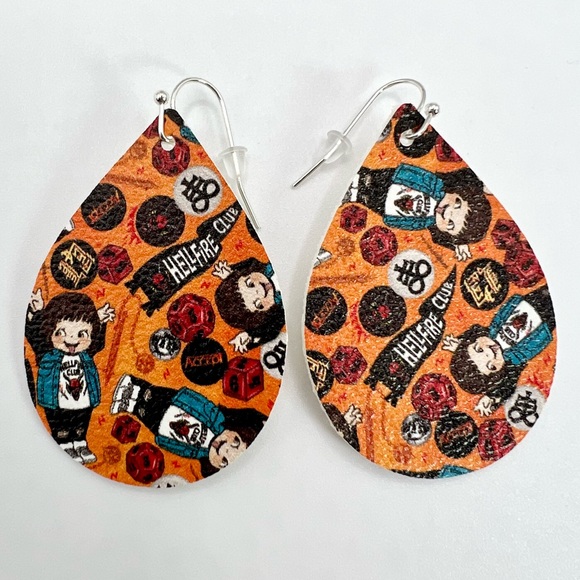 Stranger Things teardrop earrings, Hellfire club, Eddie Munson, vegan leather - Picture 2 of 4